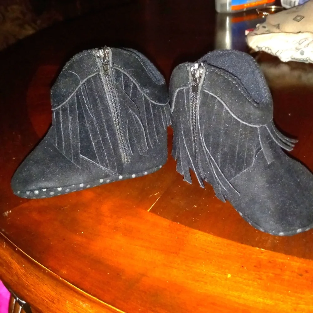 FRINGE MOCCASINS